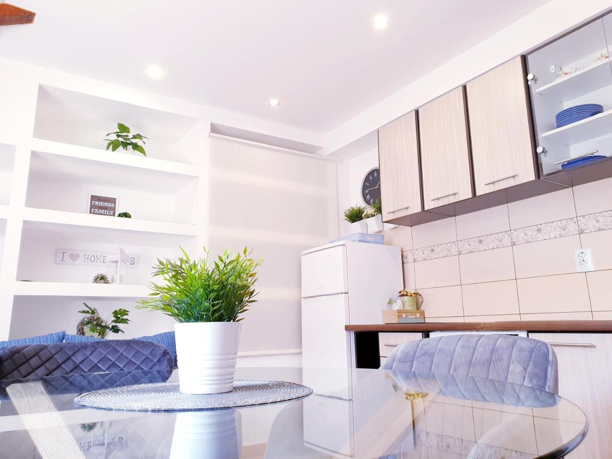 Apartments Sandra In The Historical Center Of The City ซูเปตาร์ ภายนอก รูปภาพ